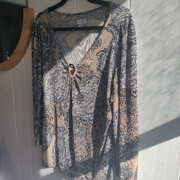 Jaclyn Smith Tops - Jaclyn Smith top in tan, black and white paisley, long sleeve and longer length.